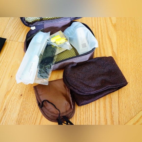 Ferragamo and Thann overnight kits from Eva Air - Picture 5 of 6